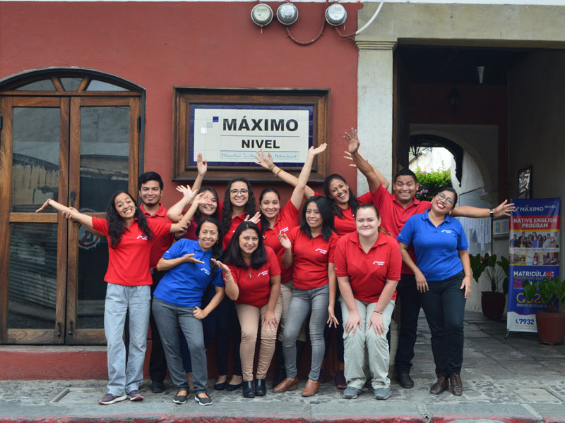Team der Sprachschule Máximo Nivel vor dem Schuleingang in Antigua