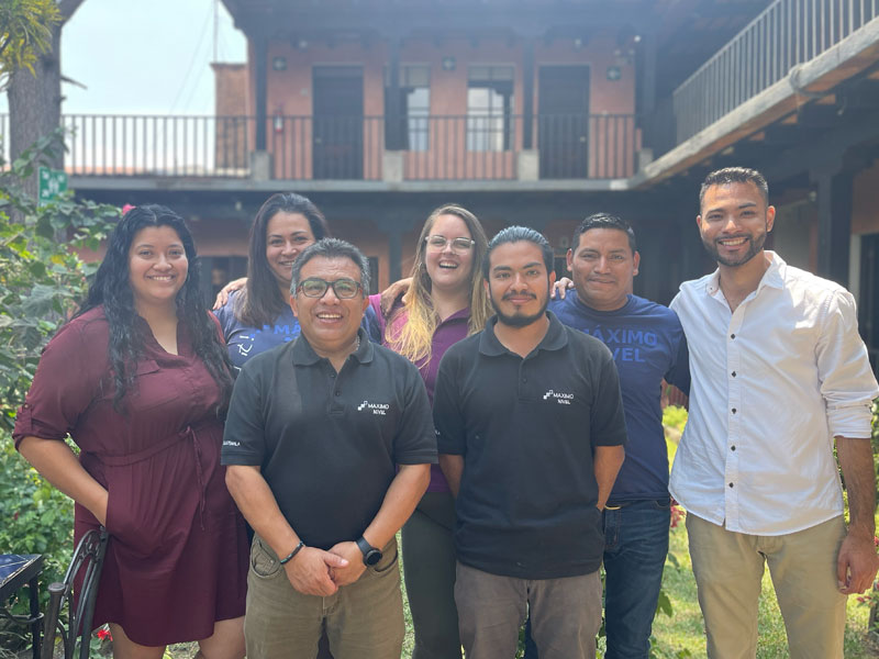 Lehrkräfte und Mitarbeitende der Sprachschule im Garten von Máximo Nivel