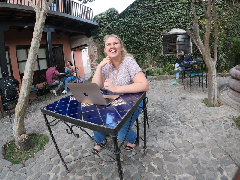 Teilnehmerin beim Lernen im Freien auf der Terrasse der Sprachschule