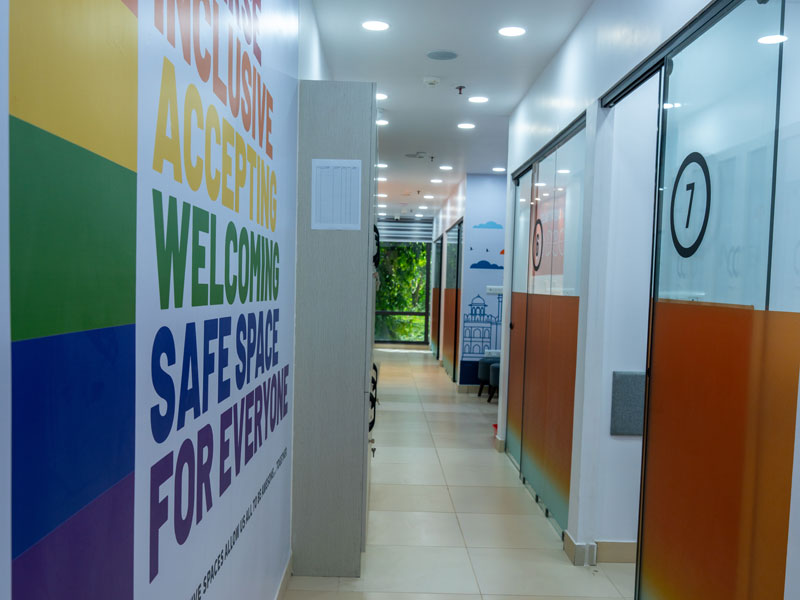 Couloir moderne de l’école ILSC à New Delhi mettant l’accent sur diversité et sécurité