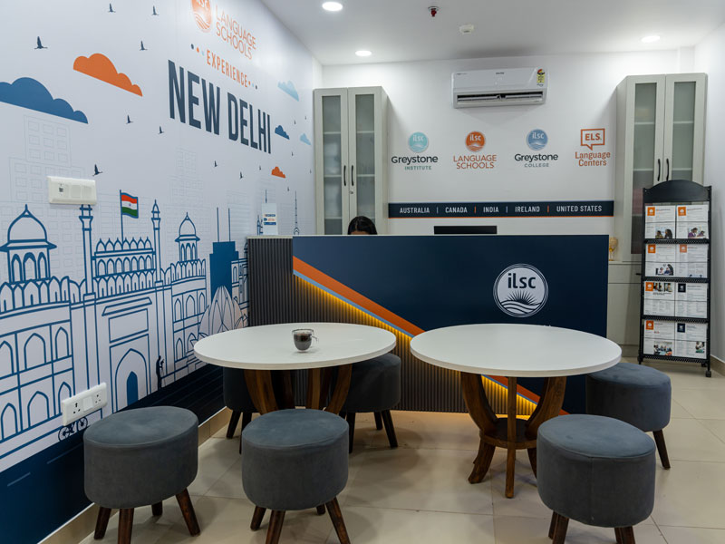 Einladender Empfangsbereich der ILSC Sprachschule in Neu-Delhi für internationale Sprachschüler
