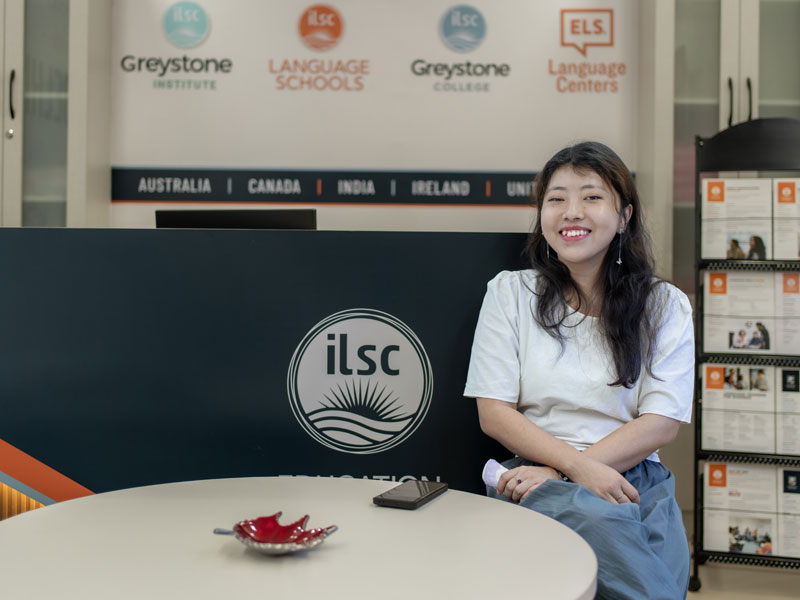 Étudiante internationale dans l’espace commun de l’école ILSC à New Delhi