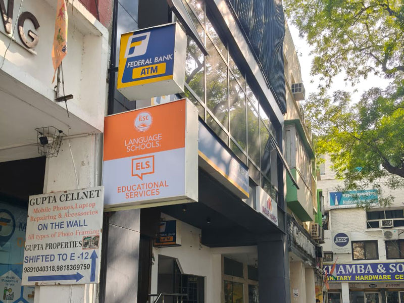Vue extérieure de l’école de langues ILSC à New Delhi avec entrée et enseigne