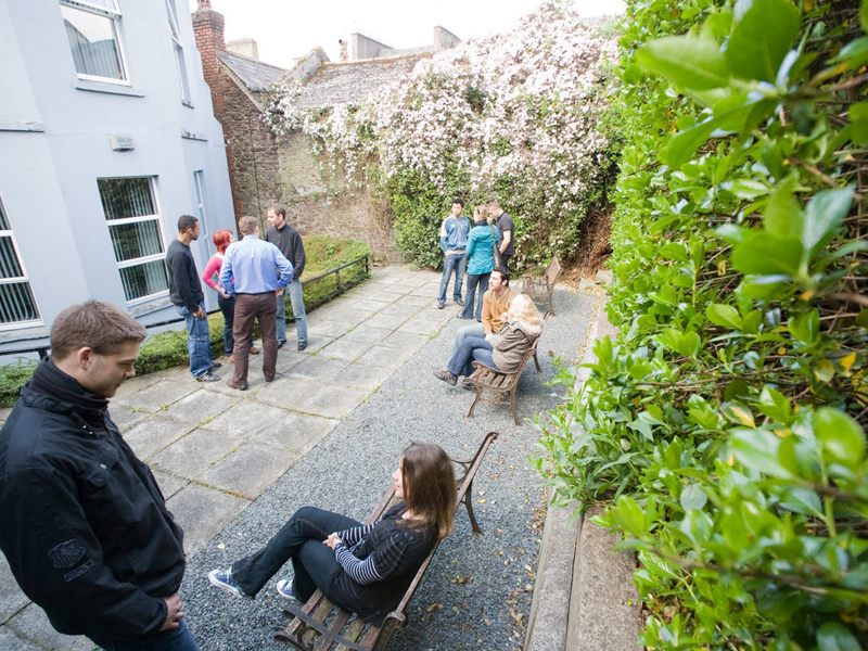 Sprachschülerinnen und Sprachschüler entspannen im Garten der CES Sprachschule Cork während einer Pause