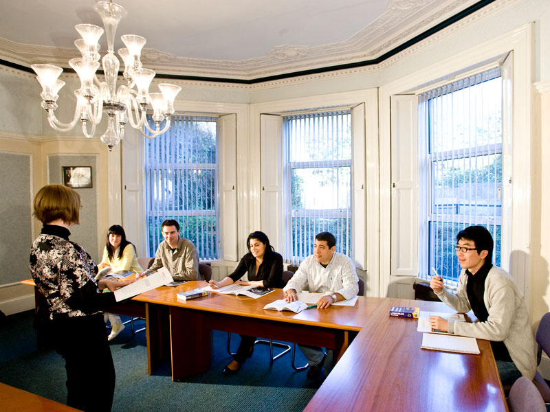 Englischkurs in einem hellen Klassenraum der CES Cork mit kleiner Gruppe und persönlicher Lernatmosphäre
