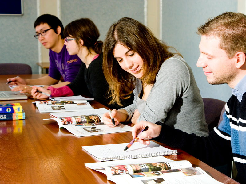 eilnehmende eines Englischkurses an der CES Sprachschule Cork beim Lernen und Austausch im Unterricht