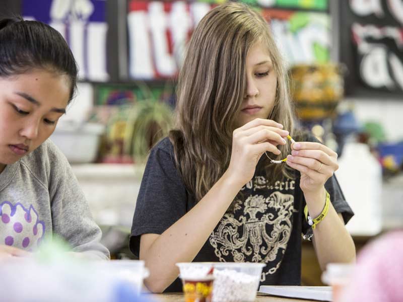 Jugendliche gestalten Schmuck im Kunstkurs