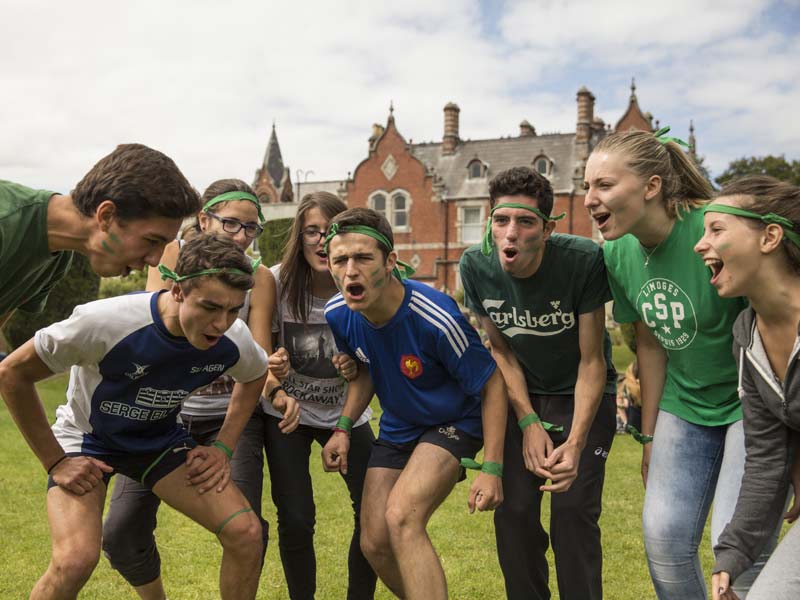 Jugendliche beim Outdoor-Teamspiel auf dem Campus der CES Dublin