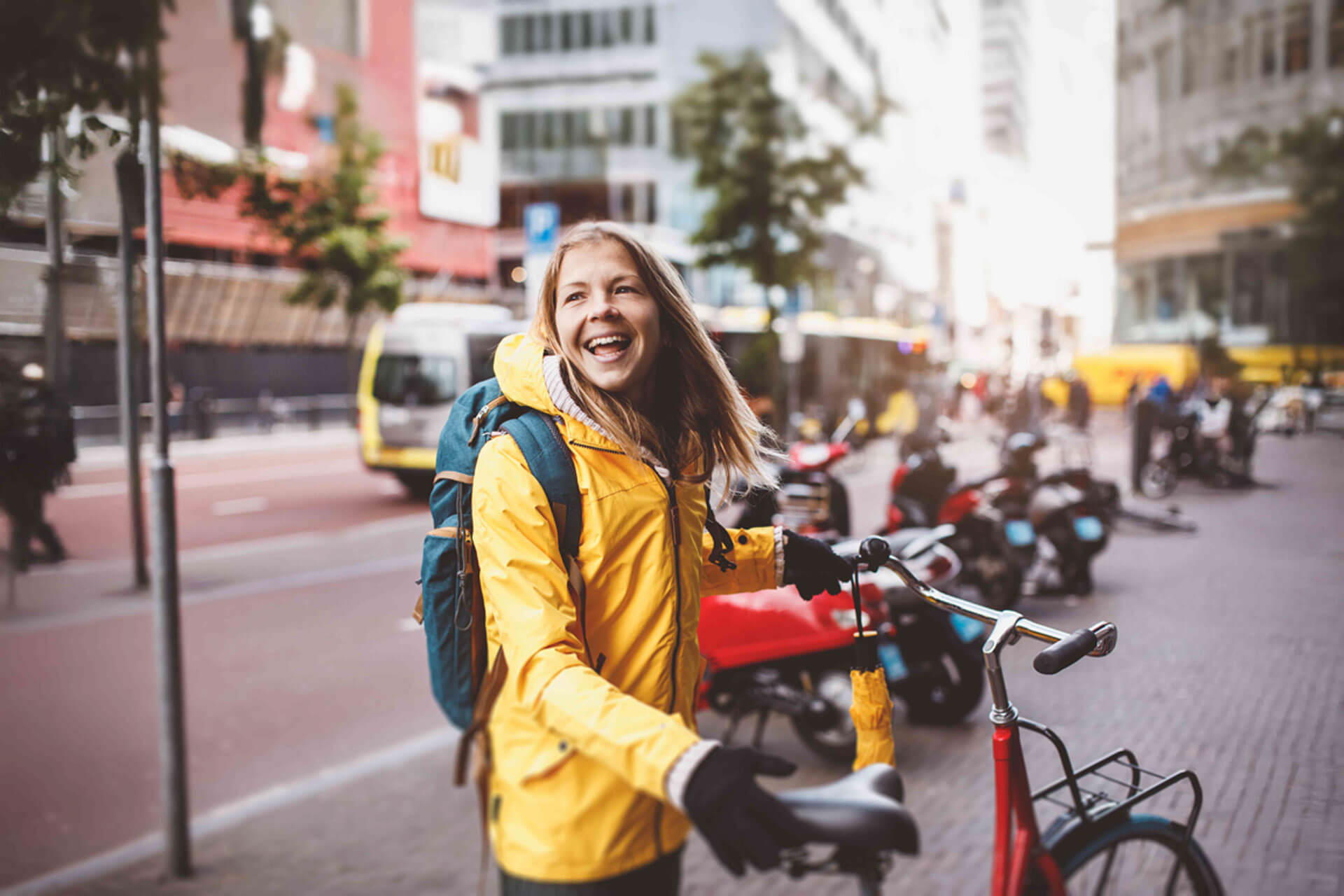 Junge Sprachreisende in Dublin mit Fahrrad und Rucksack in der Innenstadt