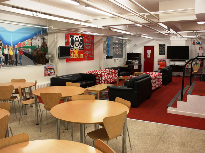 Moderner Aufenthaltsraum der CES Sprachschule Dublin mit farbenfroher Einrichtung und gemütlichen Sitzbereichen für internationale Sprachlernende