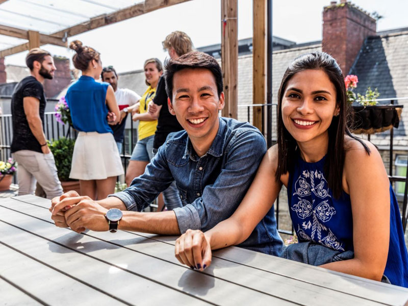 Sprachschülerinnen und Sprachschüler auf der Dachterrasse der CES Dublin beim Austausch und Entspannen