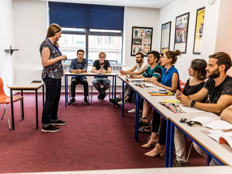 Englischunterricht an der CES Sprachschule Dublin mit motivierter Lerngruppe und engagierter Lehrkraft im modernen Klassenraum