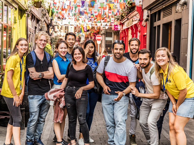 Internationale Sprachschülergruppe der CES Dublin beim Freizeitprogramm in den bunten Straßen der irischen Hauptstadt