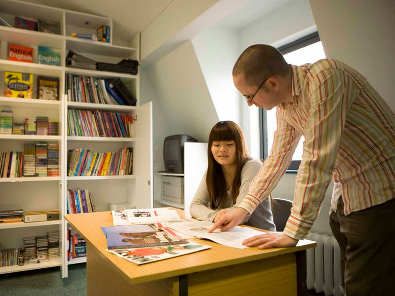 Individueller Englischunterricht an der CES Dublin mit persönlicher Betreuung durch erfahrene Lehrkraft in heller Lernumgebung