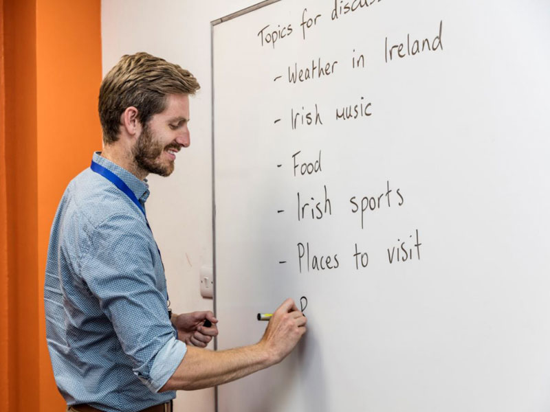 Lehrkraft der CES Sprachschule Dublin beim Englischunterricht an der Tafel