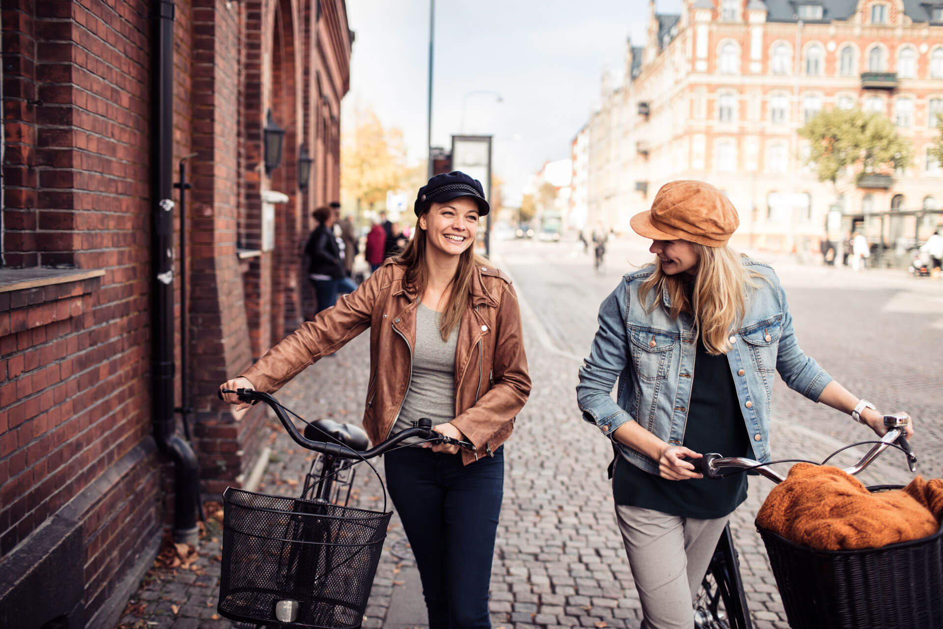Zwei Sprachreisende in Dublin unterwegs mit dem Fahrrad durch die historische Innenstadt