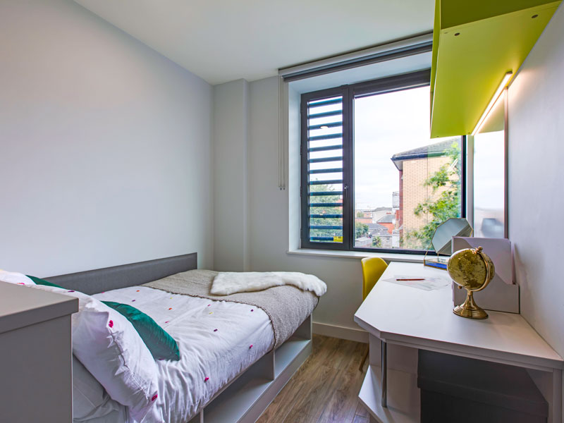 Accogliente camera singola a Dublino con letto, zona studio e molta luce naturale