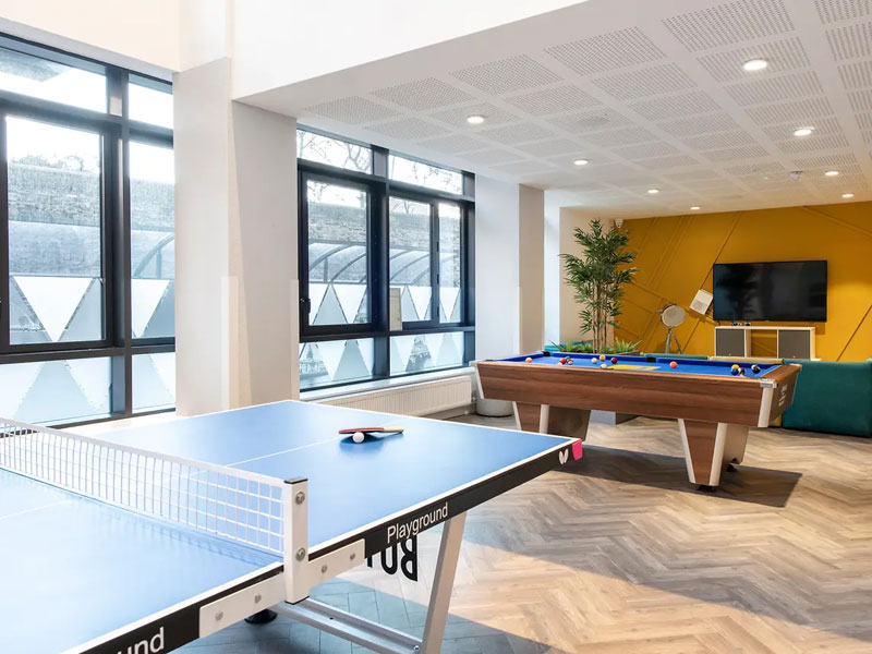 Sala comune dal design contemporaneo a Dublino con attività ricreative come biliardo e ping-pong