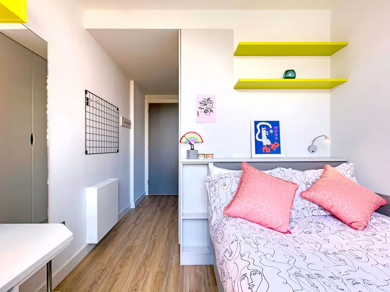  Camera dal design moderno a Dublino con letto confortevole e pratici spazi di stoccaggio