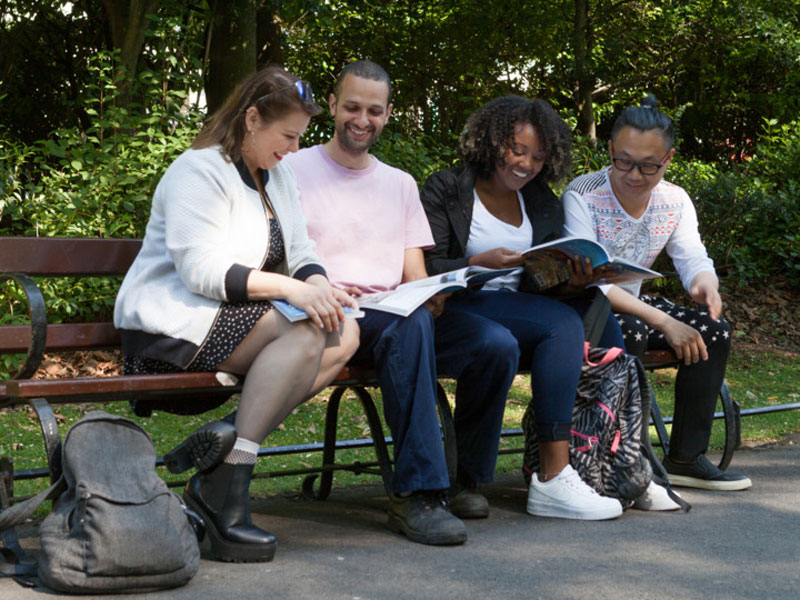 prachschülerinnen und Sprachschüler der beim Lernen im Park