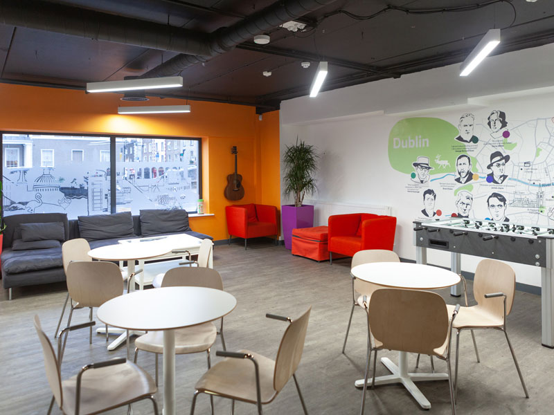 Aufenthaltsraum der EC Dublin Sprachschule mit modernen Sitzbereichen und Tischfußball