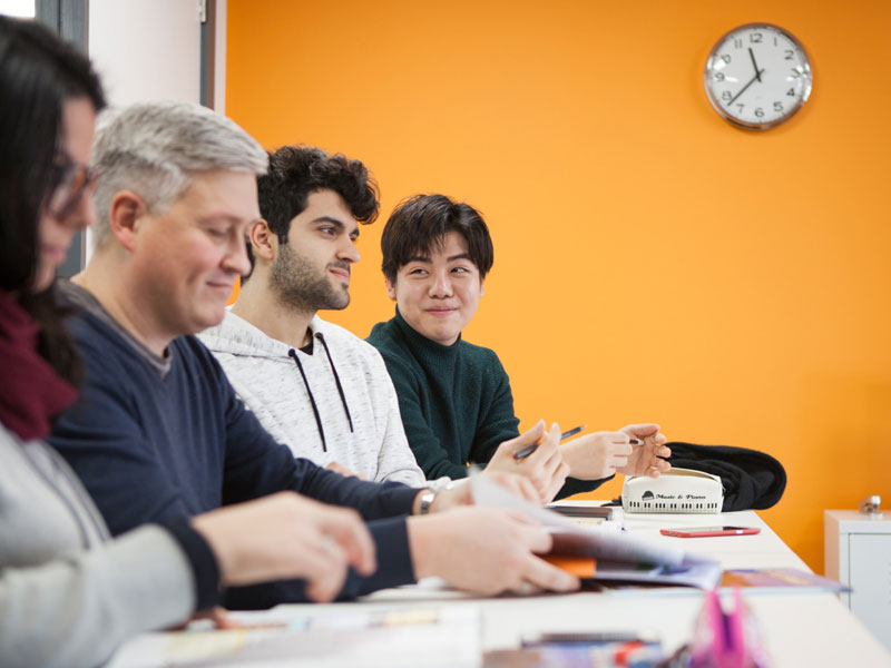 Englischkurs für Erwachsene an der EC Sprachschule Dublin in heller Lernumgebung