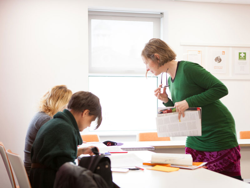 Lehrkraft im Unterricht an der EC Dublin Sprachschule mit motivierten Teilnehmenden