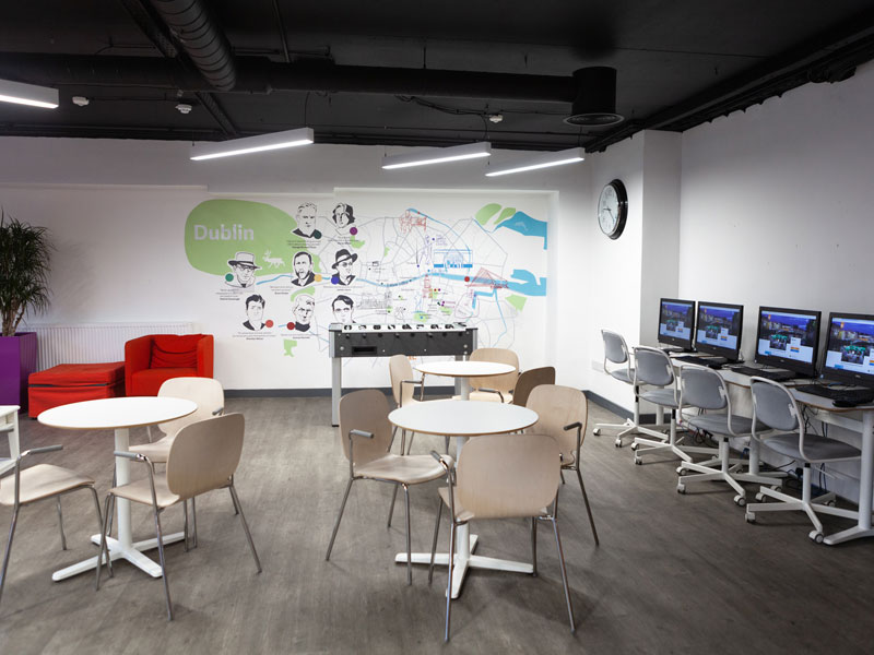 Aufenthaltsbereich der EC Dublin Sprachschule mit Computern und Sitzmöglichkeiten