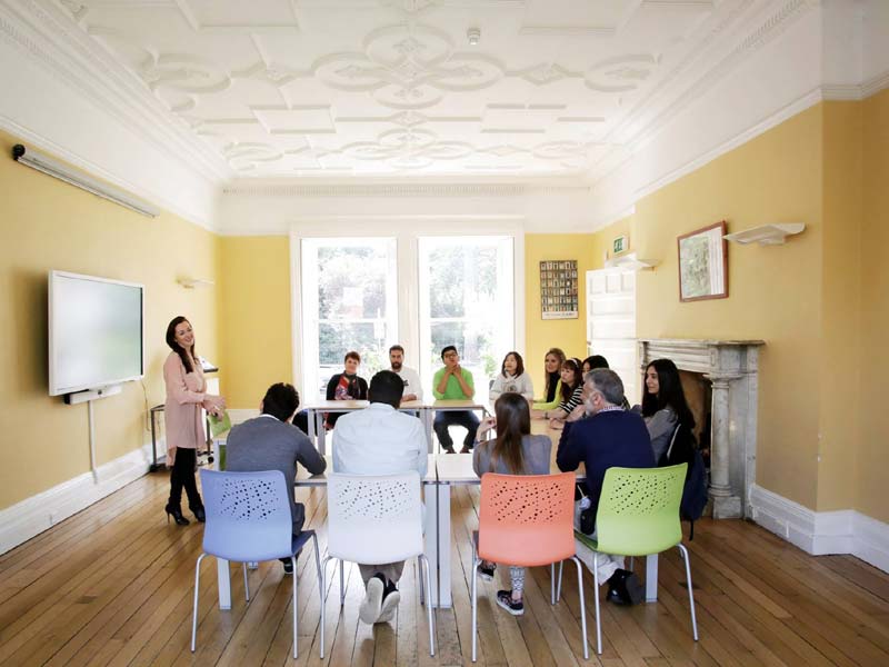 Englischkurs in hellem Raum der Emerald Sprachschule Dublin mit großer Fensterfront und Parkblick