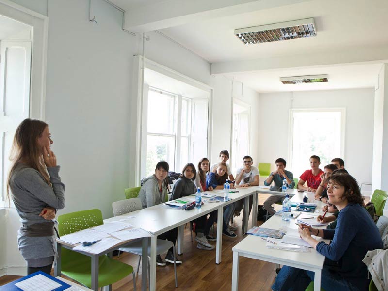 Lerngruppe im Englischunterricht mit Dozentin in der Emerald Sprachschule Dublin