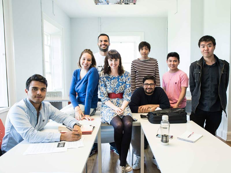 Lernende posieren im Klassenraum