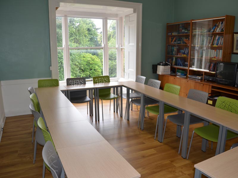 Klassenzimmer der Emerald Sprachschule Dublin mit moderner Ausstattung und Blick ins Grüne