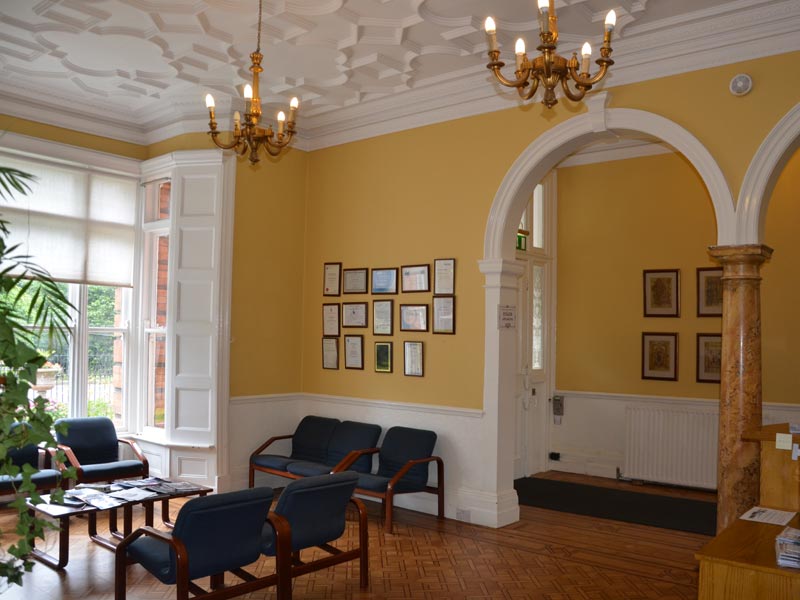 Rezeption und Warteraum der Emerald Sprachschule Dublin mit klassischer Innenarchitektur