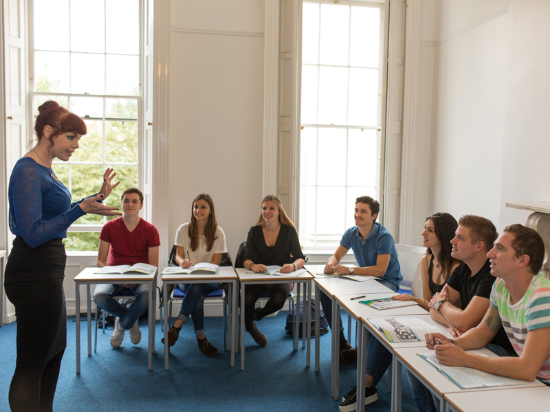 Englischunterricht an der Kaplan Sprachschule Dublin in einem hellen Klassenraum
