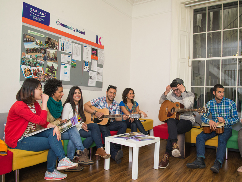 Freizeitaktivität mit Musik im Aufenthaltsraum der Kaplan Sprachschule Dublin