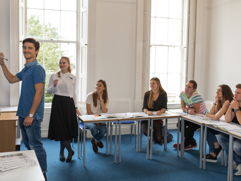 Interaktiver Englischunterricht mit motivierten Teilnehmenden an der Kaplan Sprachschule Dublin