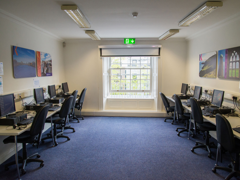 Modern ausgestatteter Computerraum der Kaplan Sprachschule Dublin