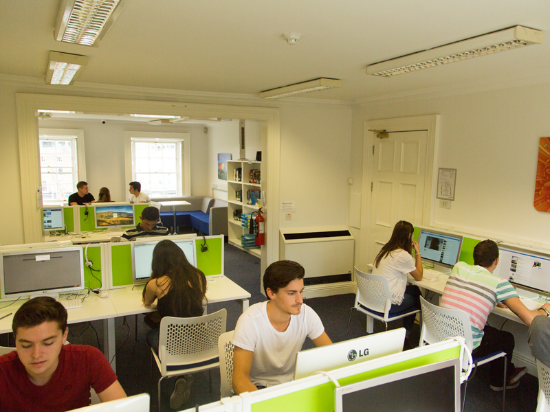 Lernbereich mit Computern an der Kaplan Sprachschule Dublin