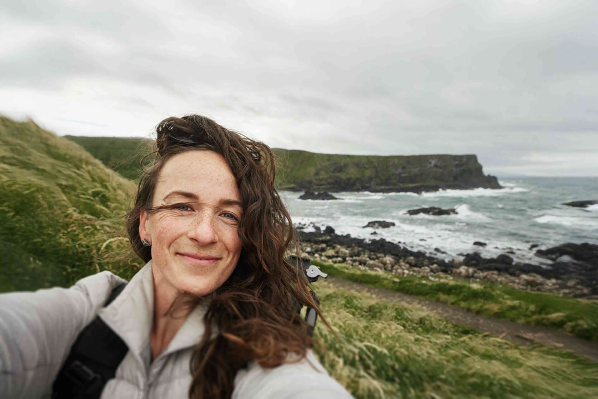 Sprachreisende an der irischen Küste bei Dun Laoghaire mit Blick auf das Meer