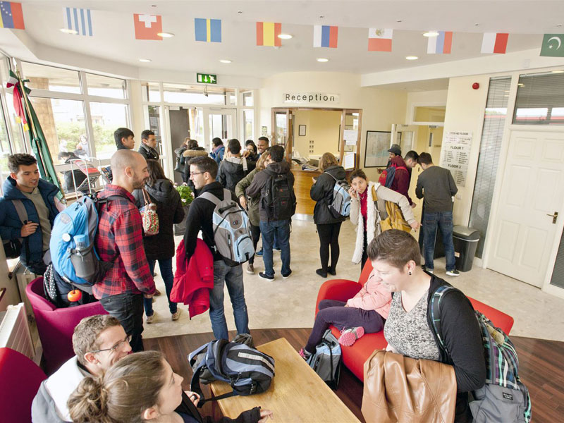 Empfangsbereich der Galway Cultural Institute Sprachschule mit internationalen Teilnehmenden