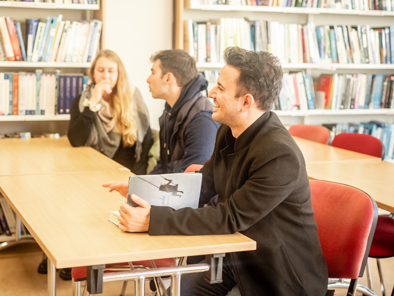 Studierende der Galway Business School arbeiten gemeinsam in der Bibliothek