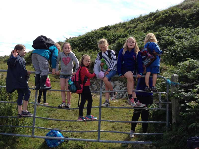 Gruppe von Kindern beim Wandern in der Natur nahe Schull