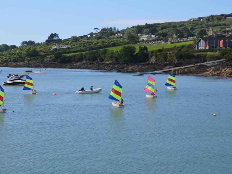 Bunte Segelboote beim Segelunterricht
