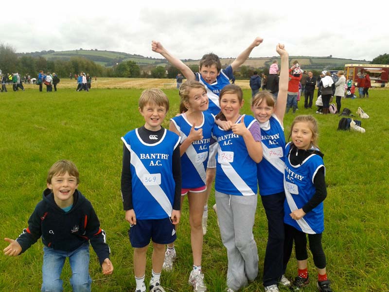 Lachende Kinder in Sportkleidung bei einem Leichtathletikwettbewerb