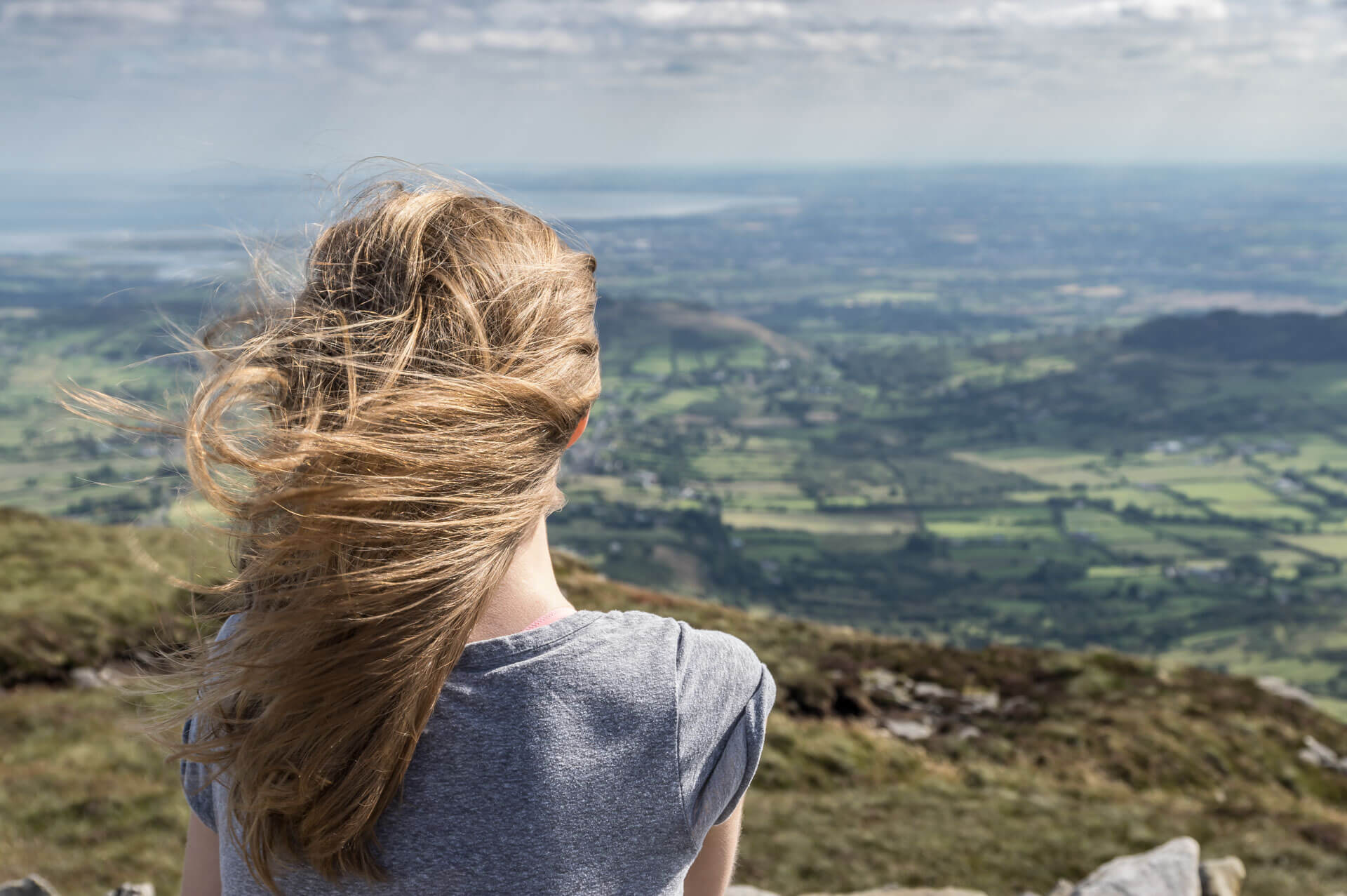 Blick über die grüne Küstenlandschaft Irlands bei Schull