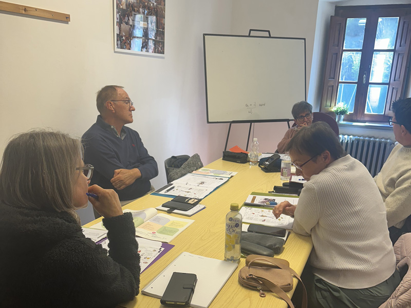Sprachunterricht in kleiner Gruppe im hellen Klassenraum mit Whiteboard und Fenstern