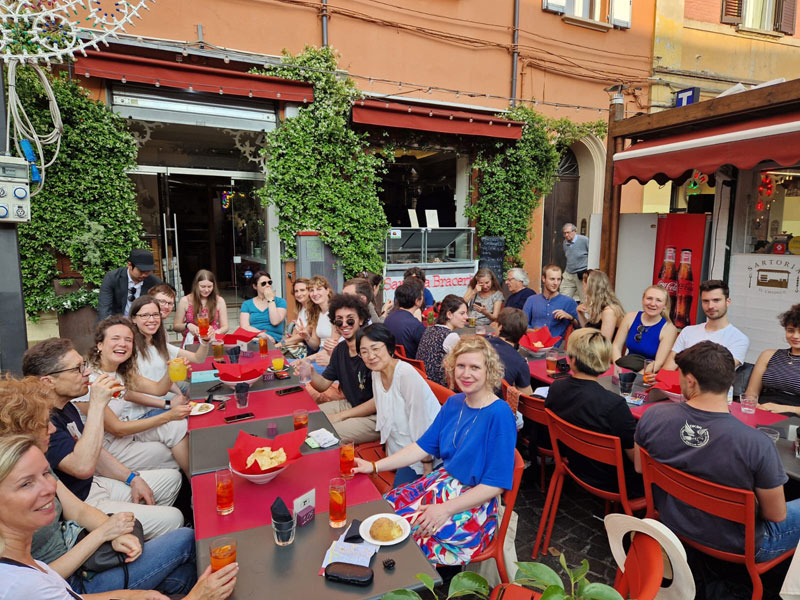 Sprachschülerinnen und Sprachschüler genießen einen gemeinsamen Aperitivo im Freien