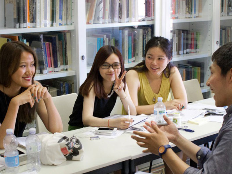 Kleine Lerngruppe diskutiert lebhaft im Unterrichtsraum der Sprachschule Linguaviva Florenz