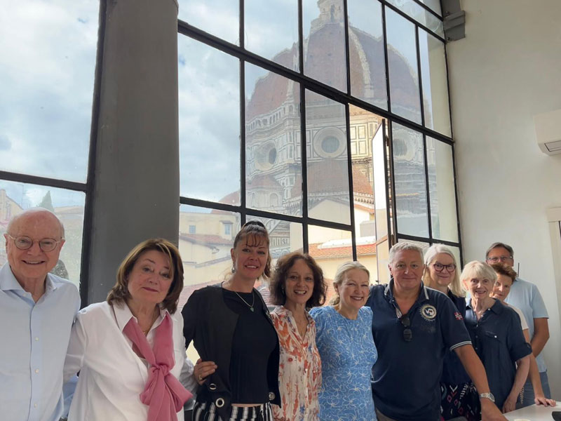 Internationale Sprachreisende bei gemeinsamer Aktivität mit Blick auf Florenz während einer Sprachreise Italien