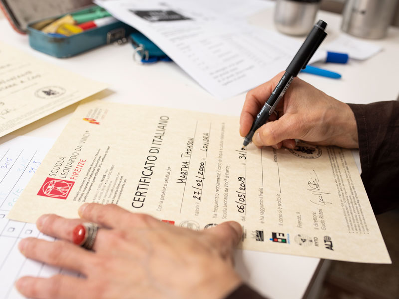 Ausfüllen eines Zertifikats für den erfolgreichen Abschluss eines Italienisch Sprachkurses